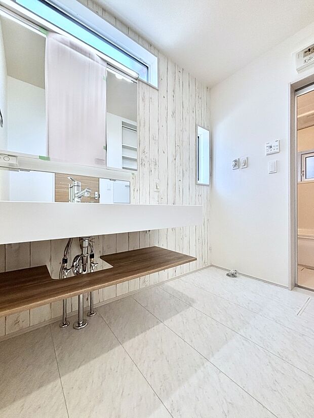 小窓がついているので湿気の多い場所でも換気ができ快適です。毎日の身支度を気持ち良く行えますね。