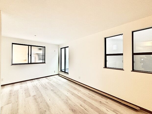 ご家族の賑やかな話し声で包まれる明るいリビング