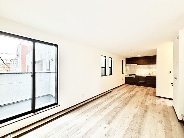 大きな窓からたっぷりの陽光と風を感じられるリビング  