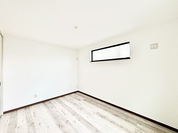 窓からのやさしい光が心地よいプライベートルーム  