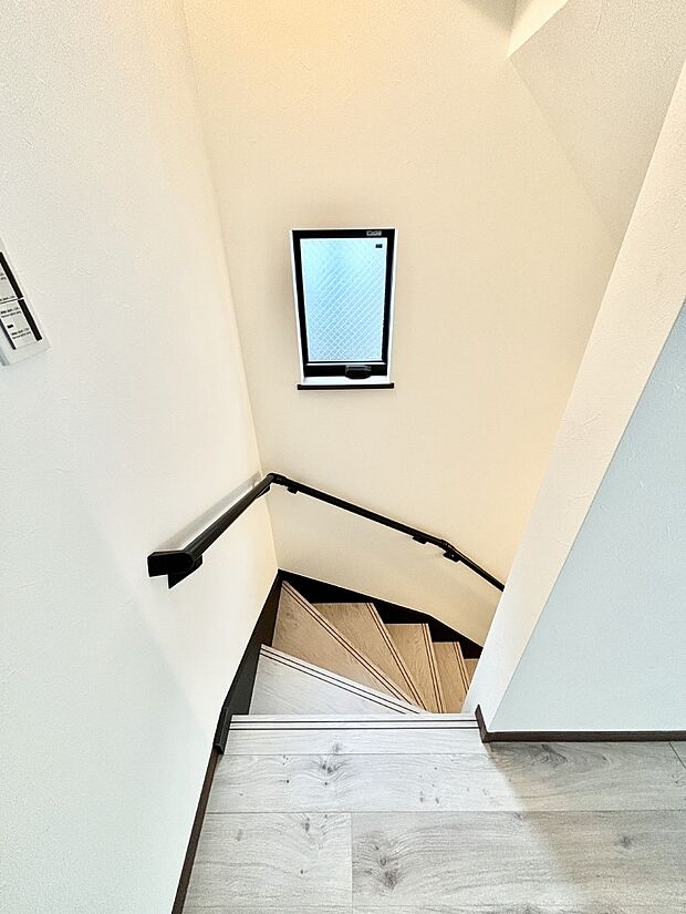 階段は手すり付きなので小さなお子さまやご高齢の方も安心です