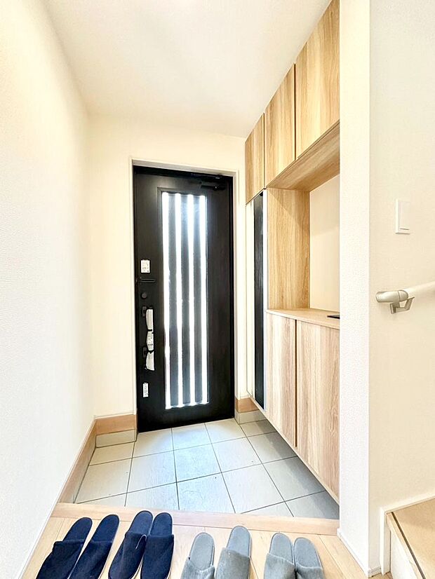 明るい玄関はお客様をお出迎えするのにぴったりです!