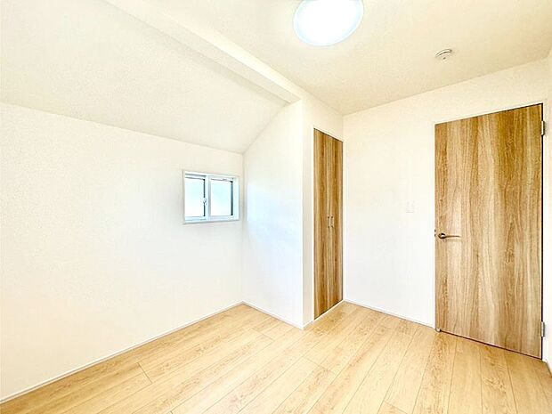 窓からのやさしい光が心地よいプライベートルーム