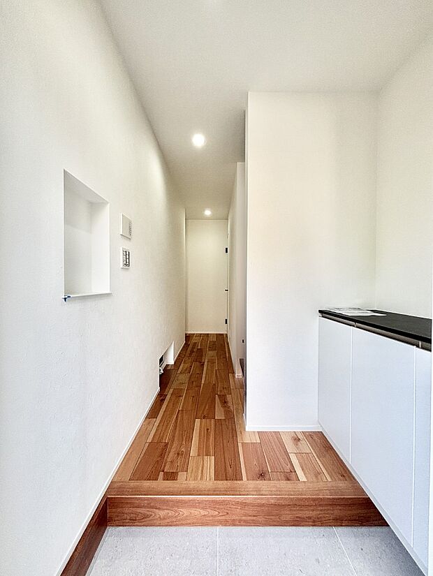 明るい玄関はお客様をお出迎えするのにぴったりです！     