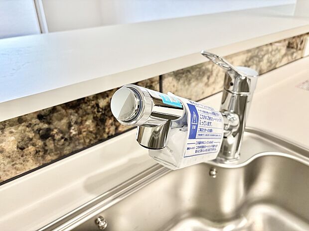 いつでも清潔なおいしいお水を。一つの水栓で水道水と浄水を使い分け。