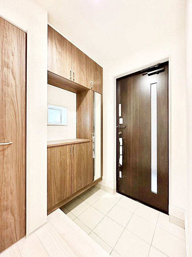 明るい陽光が入り込む玄関。ご家族の靴もスッキリ収納できる玄関収納付き!