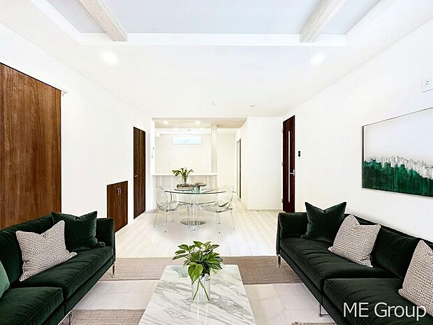 お洒落で開放感のある折り上げ天井を採用したリビング ※家具はCGです