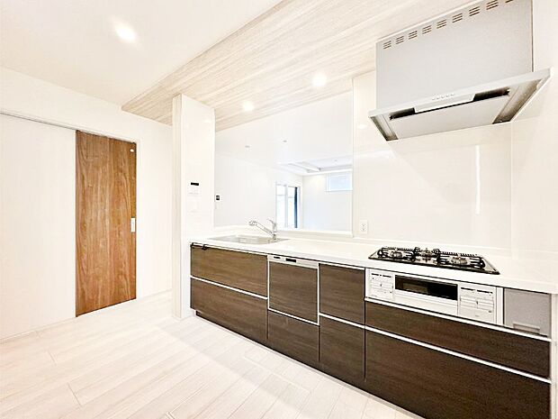 カウンター越しに楽しいおしゃべり。いつものお料理がもっと美味しくなりそうですね。