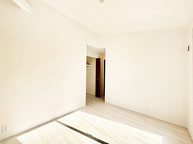 使いやすい形でベットや家具の置き方にも困ることもありません。