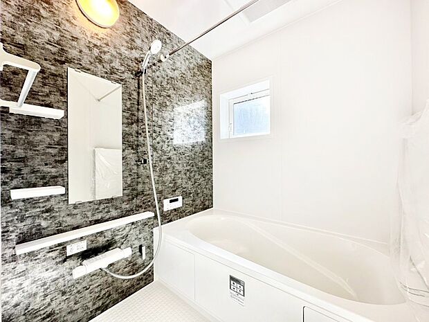 落ち着いた色合いの壁面、ゆっくりゆったり寛げるバスルーム。