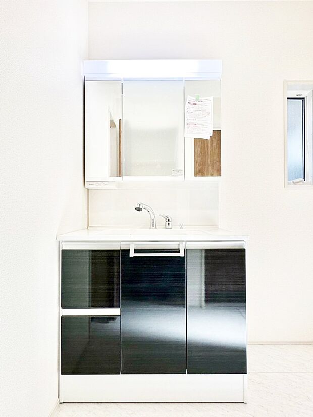 スタイリングに便利な三面鏡、ミラーキャビネットで細かい物スッキリ