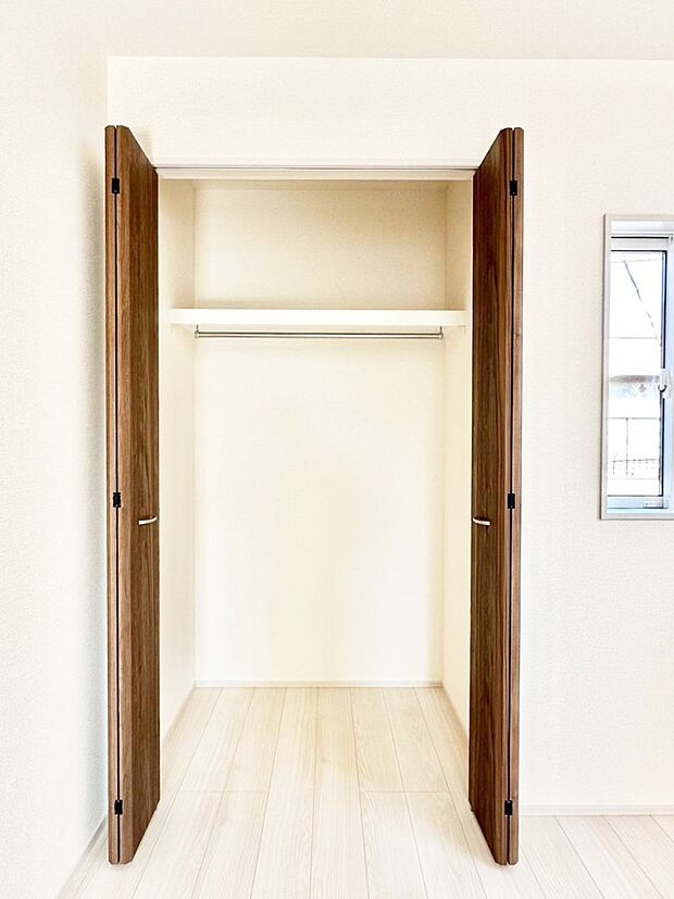 洋室のクローゼット。奥行きがあるので厚手の衣類もすっきり収まります。