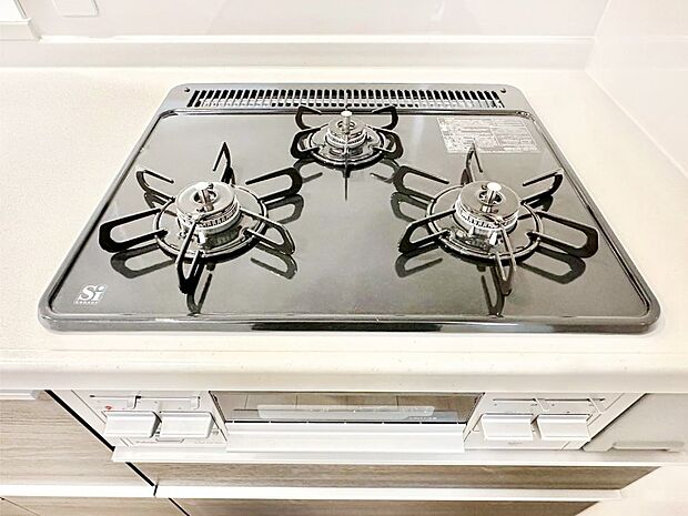 ガスコンロはSiセンサー搭載。火力調節や焦げ付き・消し忘れも防いでくれます。