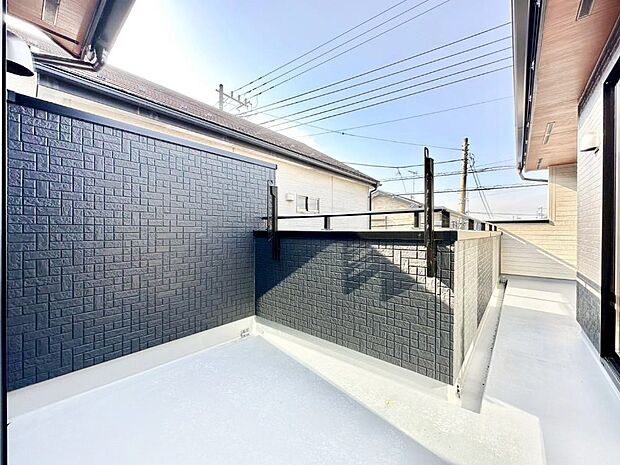 ゆったりバルコニーだから沢山お洗濯ものを干せます。