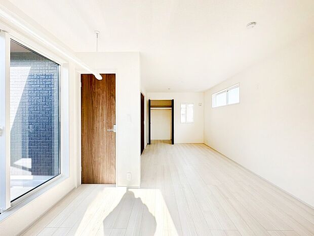 ライフスタイルに合わせて2部屋として利用できる広々とした洋室。