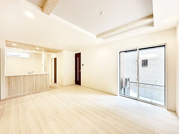 明るい陽光が注ぎ、寛ぎの雰囲気に満たされるダイニング。