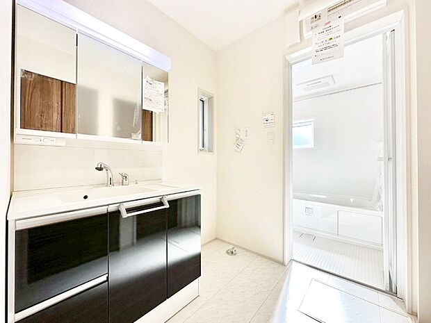 ゆとりの洗面スペースで朝の身支度もラクラク