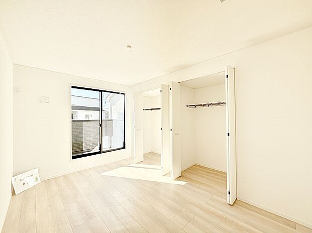 窓からのやさしい光が心地よいプライベートルーム  