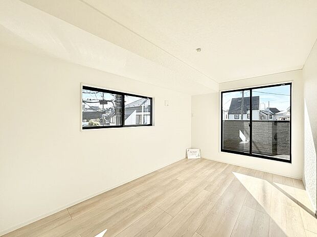 窓からのやさしい光が心地よいプライベートルーム