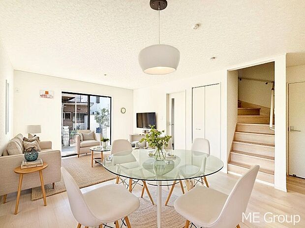 ご家族の賑やかな話し声で包まれる明るいリビング  ※家具はCGです