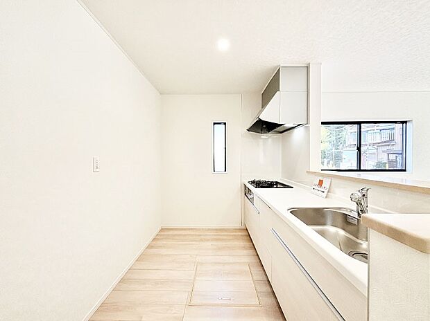 爽やかな風が通り抜けるキッチン。窓があるので明るく換気にも役立ちます。