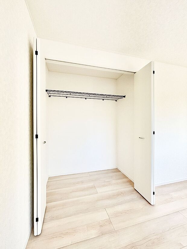 洋室のクローゼット。奥行きがあるので厚手の衣類もすっきり収まります。