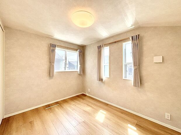 窓からのやさしい光が心地よいプライベートルーム  