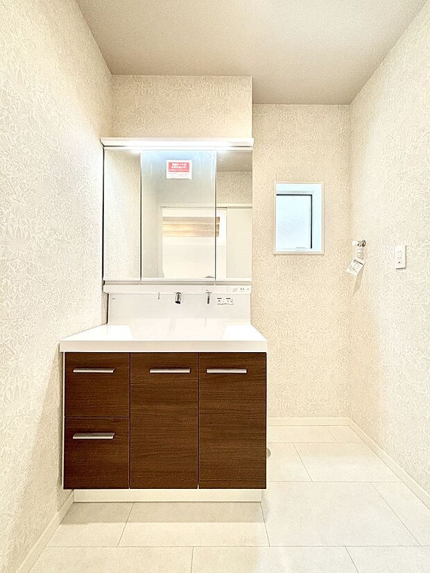 大きく見やすい三面鏡で清潔感ある洗面台は、身だしなみチェックや肌のお手入れにおすすめです。 