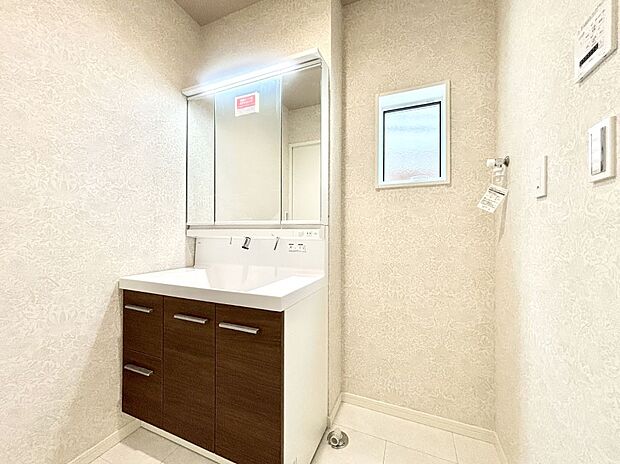 明るい洗面所は毎朝の身支度も楽しくできちゃいそうです。