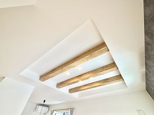 折上天井は立体的な奥行きがあるので、開放的な空間を演出できます。  