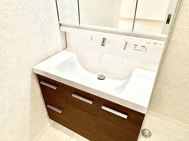 ハンドシャワー付き！使いやすい洗面台。