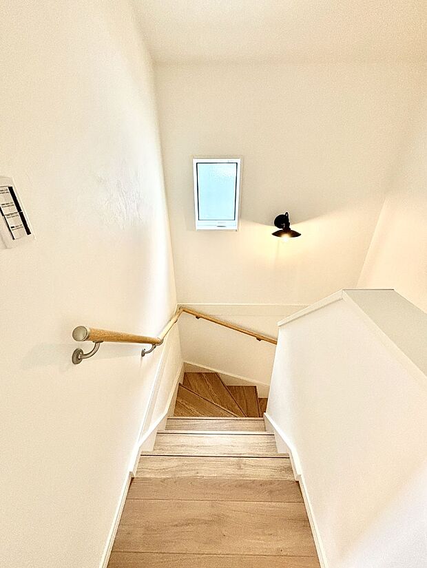 階段は手すり付きなので小さなお子さまやご高齢の方も安心です  