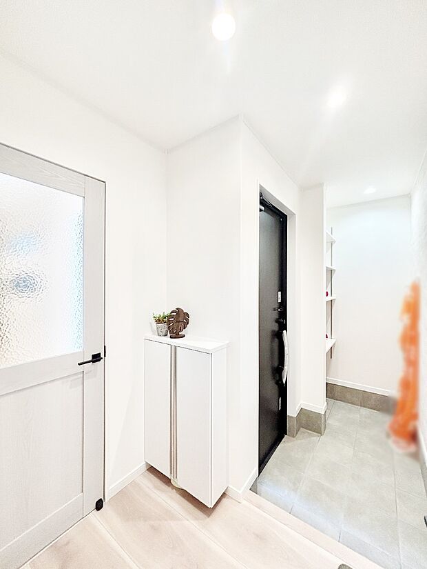 ご家族やお客様を気持ちよくお出迎え!広々空間が心地よいシューズクローク付き玄関。