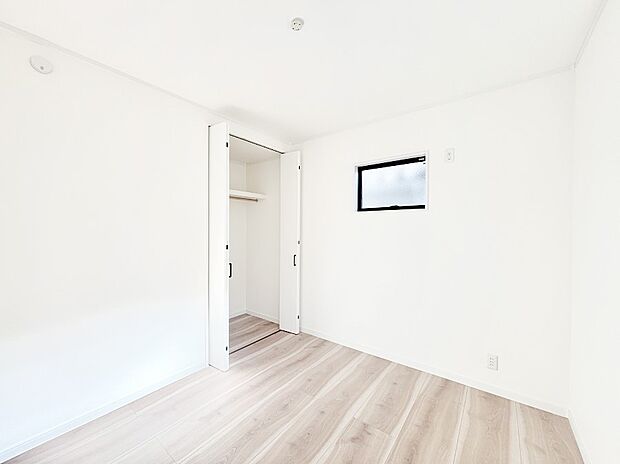 洋室にはクローゼット付き。スッキリとした空間でゆったり寛げます！