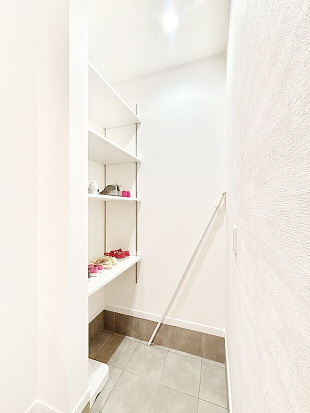 玄関スッキリ!高さを調節できる可動棚付きのシューズクローク。