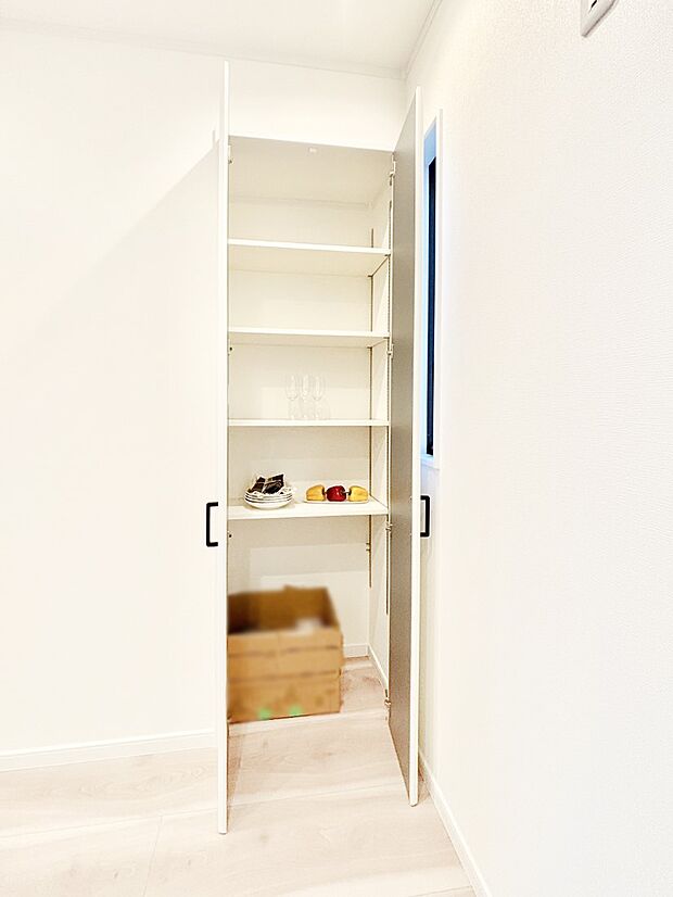 可動棚付きのパントリーで食品や日用品のストックもスッキリ見やすく収納できます！