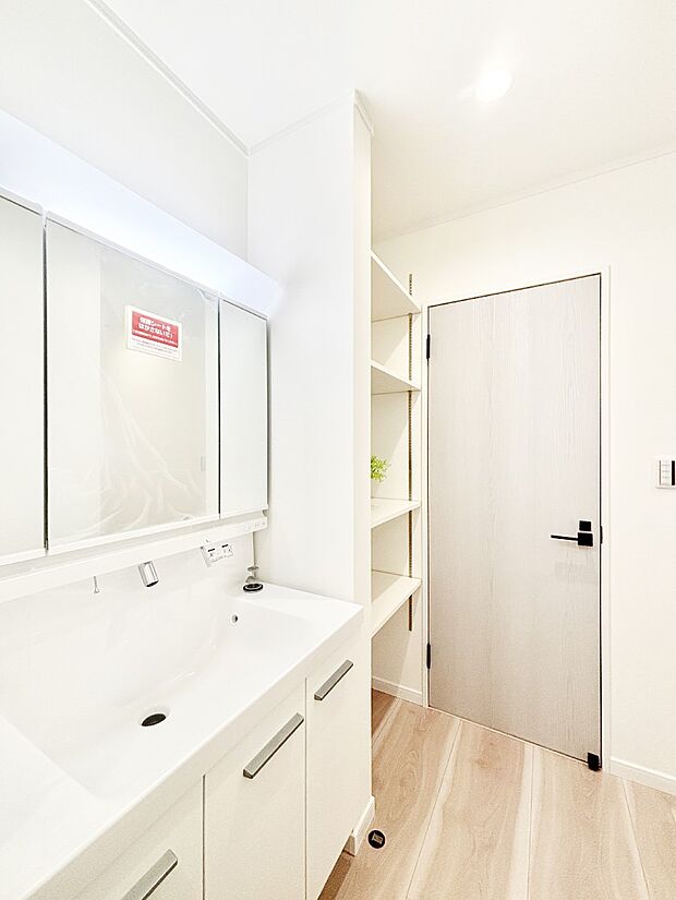 リネン棚付きの洗面室。ゆとりの洗面スペースで忙しい朝の身支度もスムーズに！