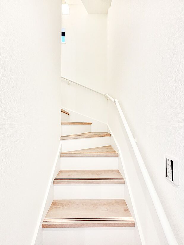 小さなお子様やご年配の方に嬉しい配慮！階段には手摺付きです。