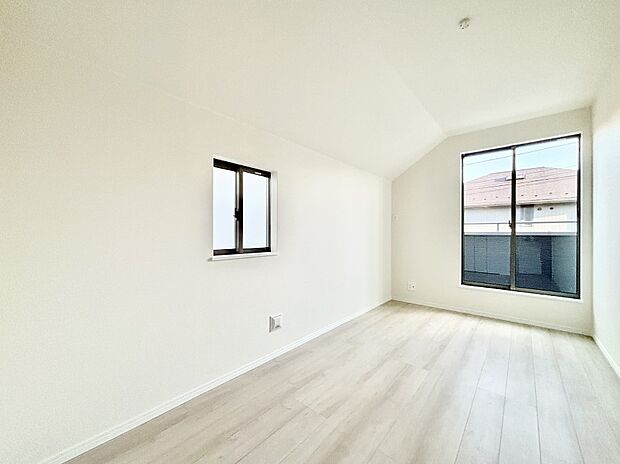 明るいバルコニーサイドに洋室を設置。目覚めの良い寝室に。 　