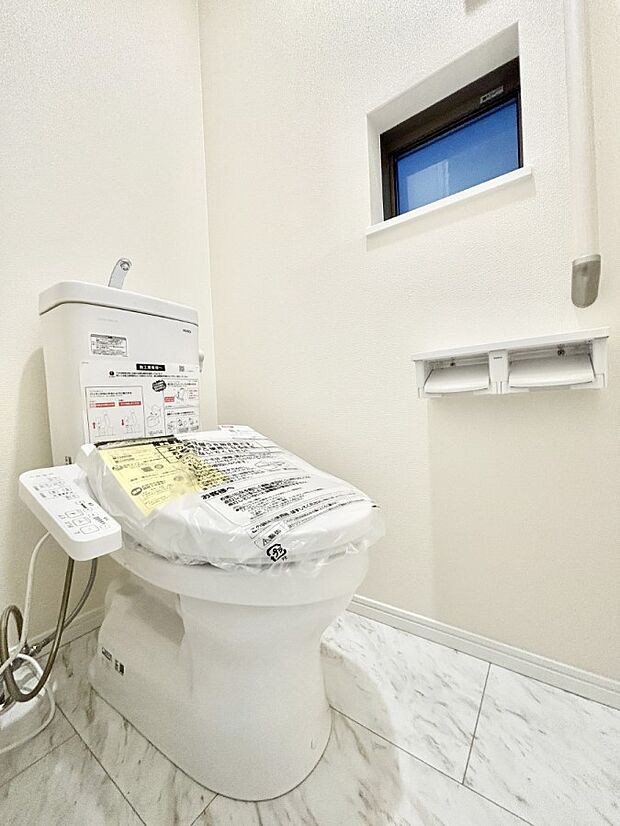 明るく清潔感のあるトイレです。 　