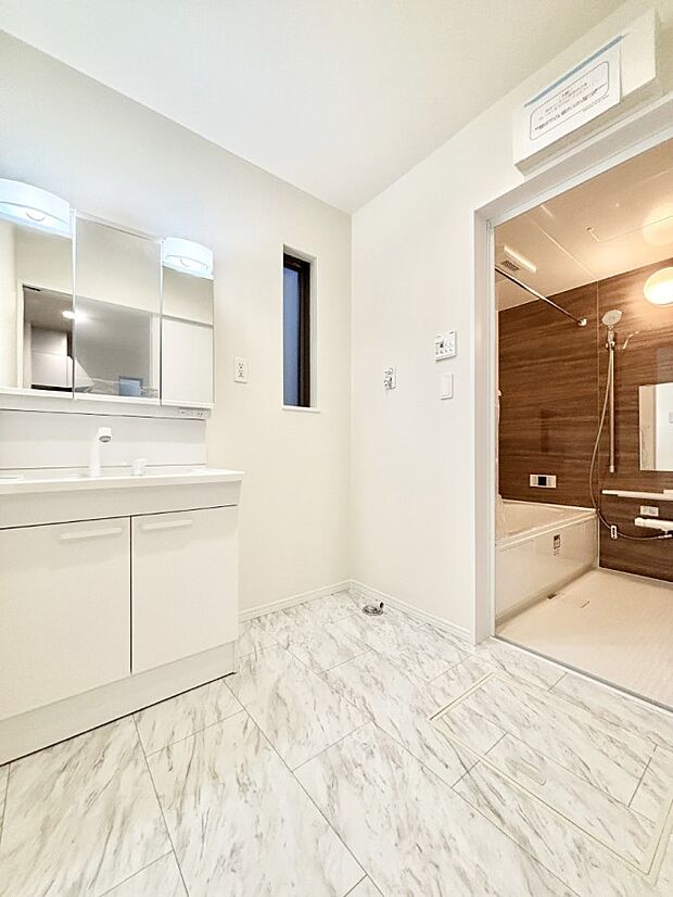 身支度もスムーズにおこなえる脱衣場     　 