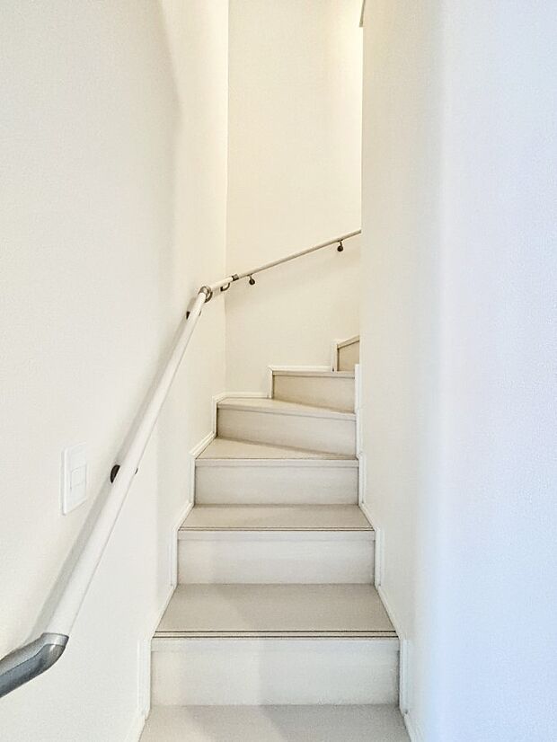 安全性を考慮し階段には手すりを設置しています　