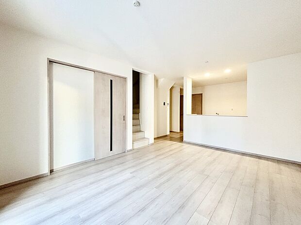 明るい陽光が注ぎ、寛ぎの雰囲気に満たされるリビング・ダイニング。 　