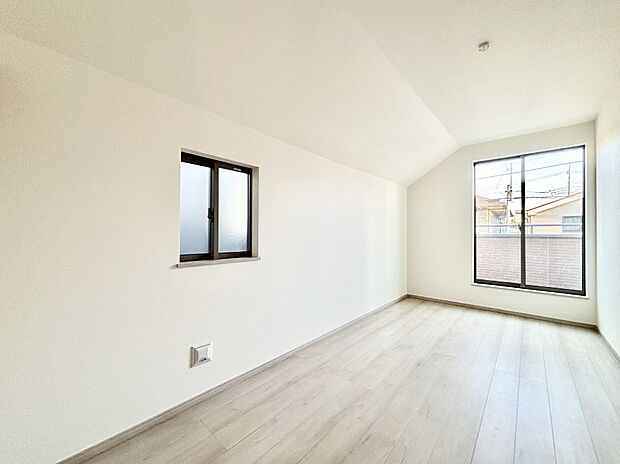 明るいバルコニーサイドに洋室を設置。目覚めの良い寝室に。  