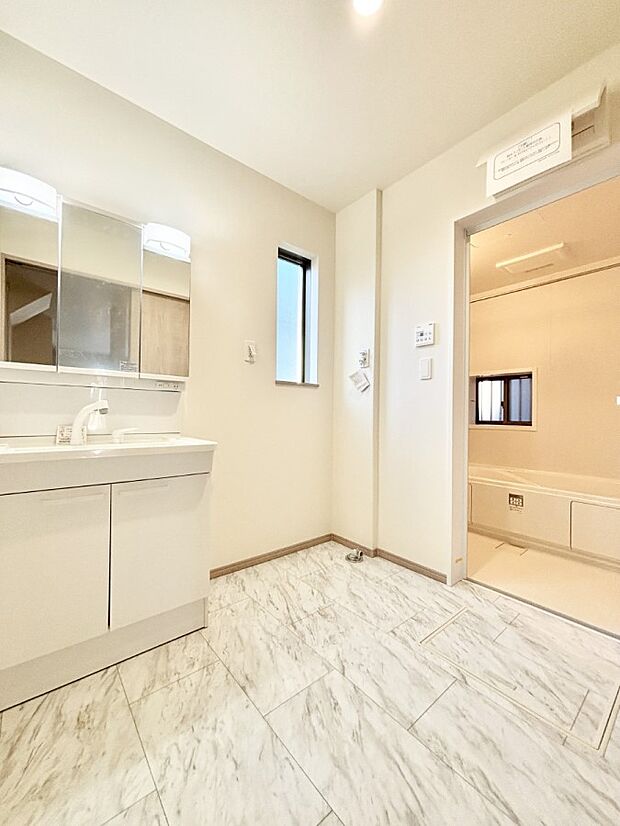 身支度もスムーズにおこなえる脱衣場       　 