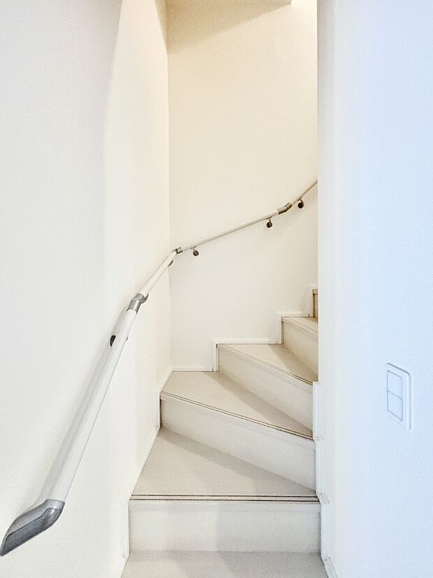 安全性を考慮し階段には手すりを設置しています　