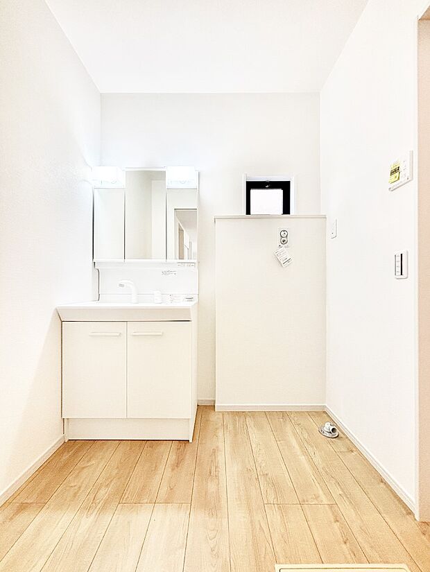 スタイリングに便利な三面鏡、ミラーキャビネットで細かい物スッキリ