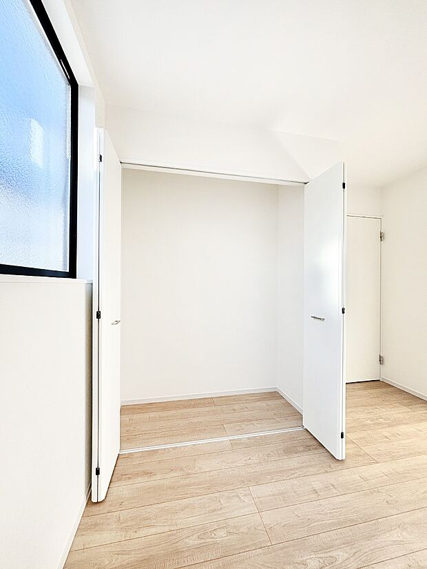 毎日着る衣類や荷物などの収納に便利なクローゼット付きです。