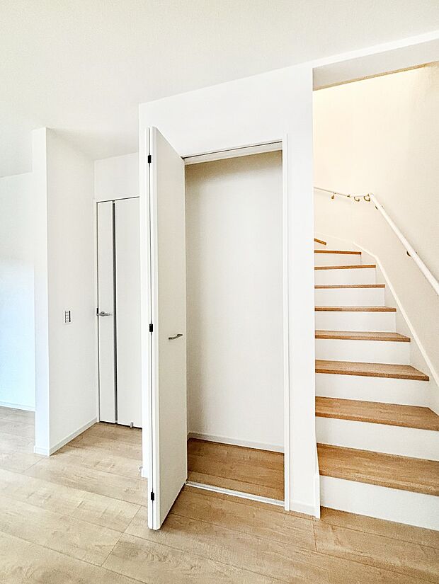 リビング収納。散らかりがちなリビングもスッキリと保てますね。