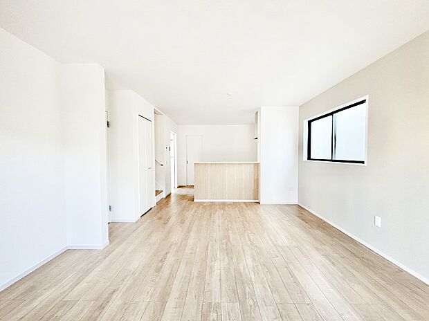 家族の笑顔が自然と生まれてくる、そんな雰囲気のダイニングに仕上がっています。